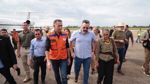 Os ministros Waldez Góes (de colete laranja) e Marina Silva visitam áreas atingidas pela chuva no Acre, em março